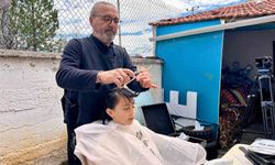 Köy köy gezerek, kız çocuklarının saçını ücretsiz kesiyor