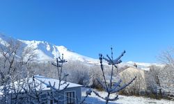 15 Nisan’da Kar Sürprizi! Gevaş’ta Bahar Yerine Kış: Kartpostallık Görüntüler Oluştu