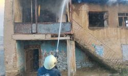 Van İpekyolu’nda Yangın Paniği: Metruk Bina Alev Alev Yandı