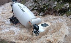 Bitlis’te beton mikseri dereye uçtu: Sürücü akıntıya kapıldı