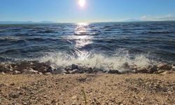 Van’da Sert Rüzgar: Gölde Oluşan Dev Dalgalar Görsel Şölen ve Tedirginlik Yarattı