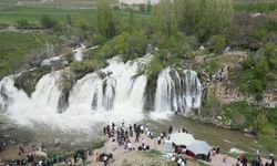 Van’da bayramın gözdesi Muradiye şelalesi oldu