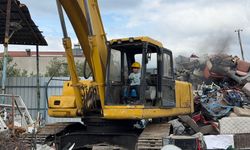 6 yaşındaki çocuk iş makinesini oyuncak gibi kullanıyor