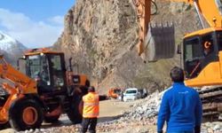 Çatak’ta Kapanan Kara Yolu Yeniden Ulaşıma Açıldı
