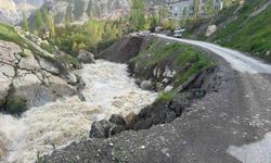 Hakkari’de yol çöktü