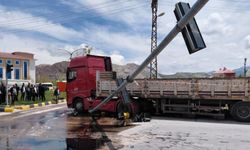 Van’da Seyir Halindeki Tır Yön Tabelasına Çarptı: 1 Yaralı