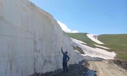 Haziran’da 5 metreyi bulan kar yığını