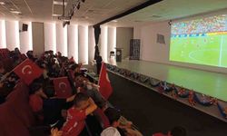 Van’da öğrenciler milli maçı dev ekranda izledi