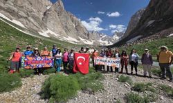 İzmirli doğaseverler Hakkari’nin eşsiz coğrafyasına hayran kaldı