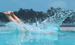 Van Gölü’ne baş üstü atlayış felce neden olabilir!