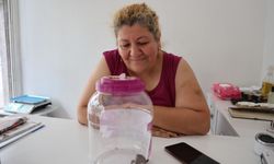 İş yeri önünde bulduğu siyah akrebe bidonda bakıyor