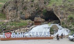 Van Bahçesaray’da Mağaradan Çıkan Kaynak Suyu İlgi Odağı Oldu