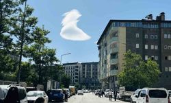 "UFO" benzetmesi yapılan bulutlar hayran bıraktı