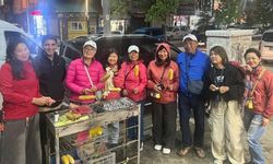 Yüksekova’da Taylandlı turistlere közde mısır ikramı