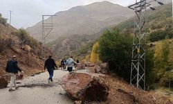Van-Çatak’ta Facianın Eşiğinden Dönüldü:Dağdan Kopan Kayalar Yola Düştü
