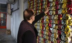 18 yıldır demleyip sattığı çayların boş paketlerini sergiliyor