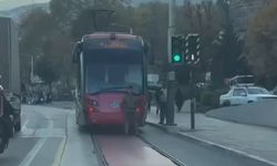 Tramvayın Arkasına Oturan Çocuk, Tehlikeli Yolculuğuyla Yürekleri Ağıza Getirdi