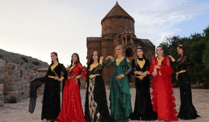 Akdamar Adası'nda ünlü mankenlerden yöresel kıyafet defilesi
