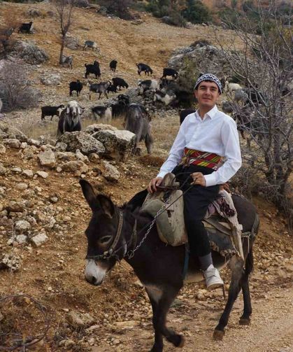 18 yaşındaki Yusuf söylediği manilerle ilgi odağı oldu