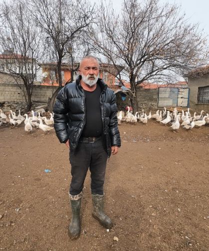 Memleketine döndü, binlerce hayvan üreterek geçimini sağlıyor