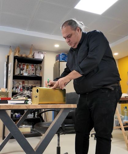 Atık malzemeler Emrah öğretmenin elinde melodiye dönüşüyor