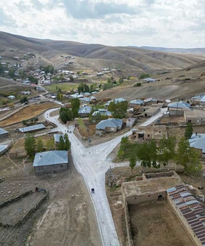 Gürpınar’da 16 mahalle ve mezrada parke taşı çalışmaları tamamlandı