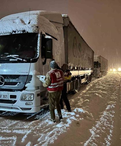 Van Tendürek Geçidi’nde sürücülere sıcak destek