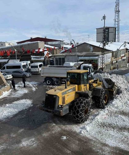 Van Başkale’de karla mücadele çalışması
