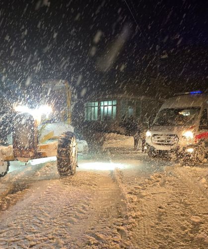 Tuşba’da zorlu kış mesaisi: Ambulans için kapanan yol açıldı