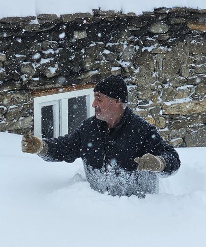 Van’ın Bahçesaray ilçesi kara gömüldü