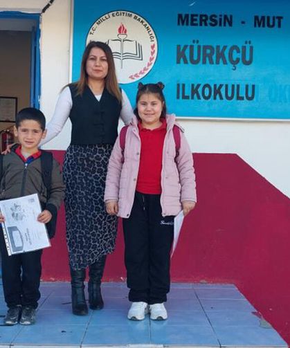 Sadece 2 öğrenci var ama okul açık: Köy okulunda karne günü