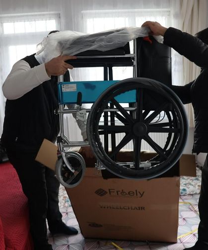 Tuşba’da engelli vatandaşlara tekerlekli sandalye desteği