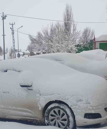 Van Başkale’de araçlar kara gömüldü