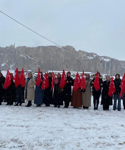 Van Kalesi’nde kadınlardan anlamlı bayrak yürüyüşü