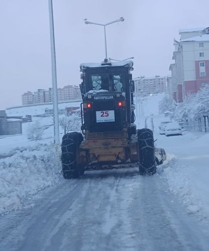 Edremit'te karla mücadele çalışması sürüyor