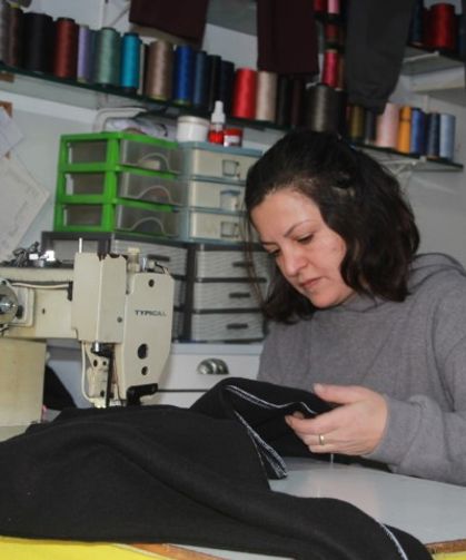 Fabrikaların atık kumaşları ile 20 dakikada kıyafet üretiyor