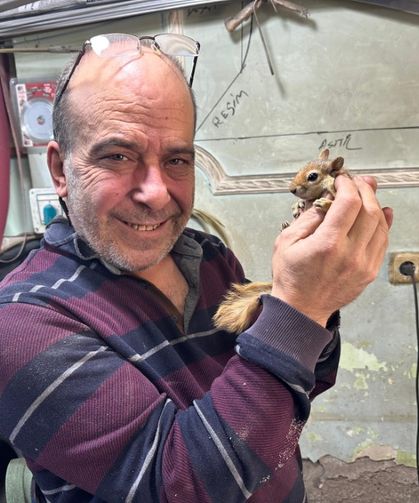 Bıçak Ustası ve Sincabının Dostluğu Görenleri Hayrete Düşürüyor