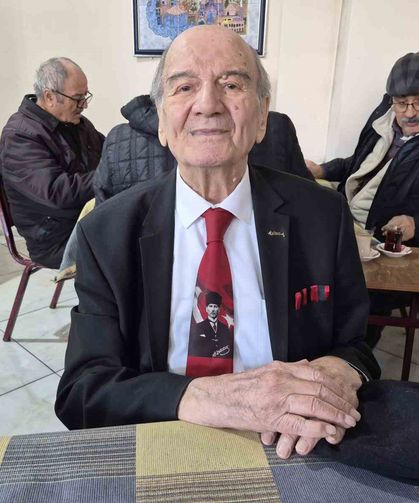 Sevgi ve Saygı İçin Yıllardır Takım Elbiseyle Dolaşıyor