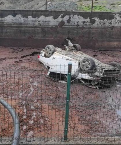 Gökçeada’da yoldan çıkan araç fabrikaya uçtu: 4 kişi yaralandı