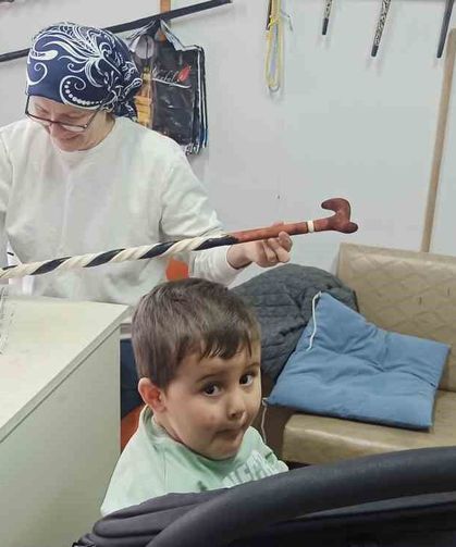 20 yıllık Fatime usta dünyaca ünlü bastonlara şekil veriyor