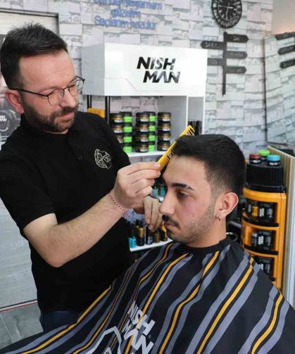 Kuaförlerin bayram tıraşı mesaisi sahura kadar uzuyor