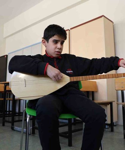 Gözleri Görmeden Hissederek Bağlama Çalıyor: Ömer Faruk’un Azmi