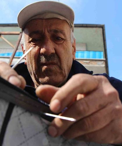Ermeni asıllı usta 50 yıldır iğne, iplikle tamir yapıyor