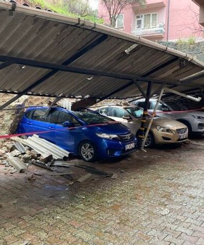 Bursa’da İstinat Duvarı Çöktü, 3 Lüks Araç Hasar Gördü