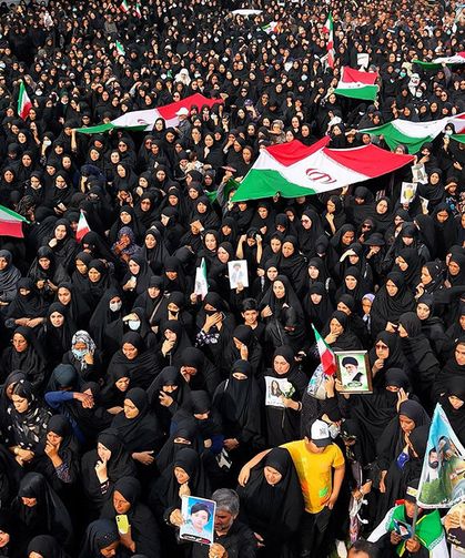 ABD ve İsrail'in Saldırısında Hayatını Kaybeden 165 Öğrenci İçin Cenaze Töreni