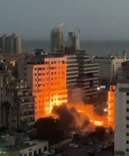 İsrail, Lübnan’da 15 katlı binayı yerle bir etti