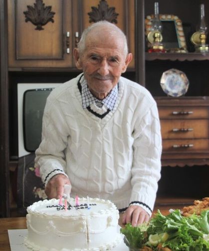 Asırlık dede, 102’nci yaşını pasta keserek karşıladı