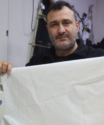 Esnaf "Kefene cep dikilir" yazısıyla ilgi odağı oldu