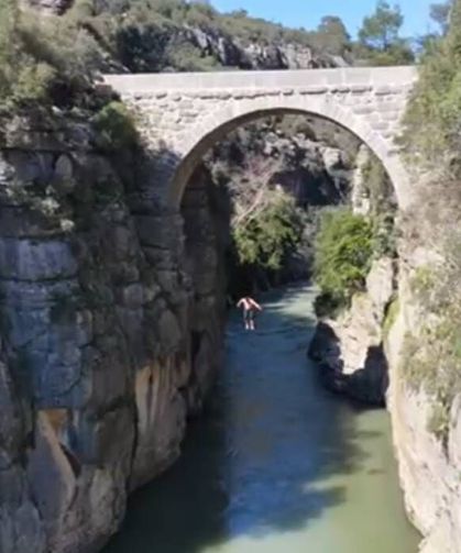 Tarihi köprüden suya atlayan genç yürekleri ağza getirdi