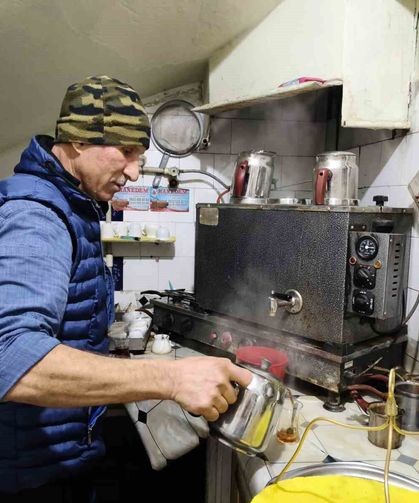 Tek koluyla hayata dört elle sarılıyor